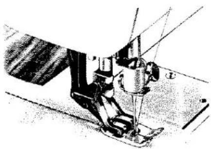 Illustration technique d'une aiguille et d'un pied-de-biche de machine à coudre (aucun texte ni symbole visible).