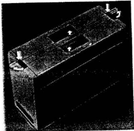 Illustration technique d'un composant électronique rectangulaire avec des trous de montage et des fentes internes (aucun texte ou symbole)