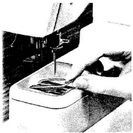 Gros plan d'une main utilisant une machine à coudre pour presser du tissu ou des pièces mécaniques (sans texte ni symboles visibles)
