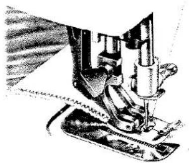 Illustration d'une aiguille de machine à coudre piquant un tissu (sans texte ni symboles visibles)