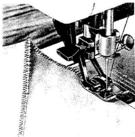 Gros plan d'une aiguille de machine à coudre piquant un tissu (sans texte ni symboles visibles)