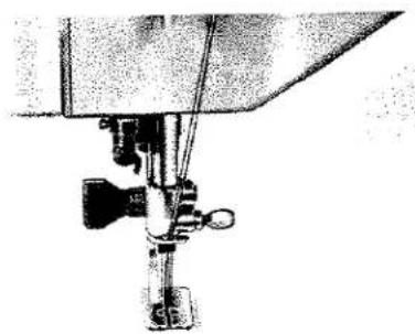 Gros plan de l'aiguille d'une machine à coudre et du mécanisme de fermoir (sans texte ni symboles visibles)