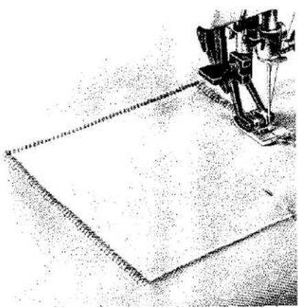 Gros plan d'une aiguille de machine à coudre piquant un tissu (sans texte ni symboles visibles)