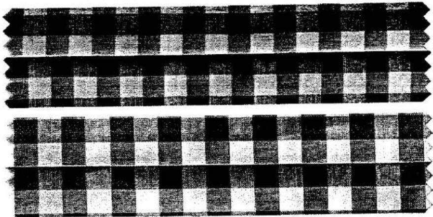 Trois panneaux identiques à motif damier noir et blanc disposés horizontalement (aucun texte ou symbole)