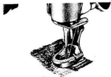 Gros plan sur un composant mécanique avec une base incurvée et des pieds de fixation (aucun texte ou symbole visible).