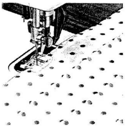 Illustration en noir et blanc d'une machine à coudre cousant un tissu à motifs (aucun texte ni symbole visible).