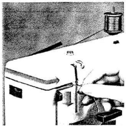 Montage de laboratoire avec une personne utilisant un outil près d'un établi, sans texte ni symboles visibles.