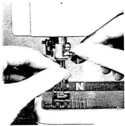 Gros plan sur des mains assemblant des composants électroniques sur une carte de circuit imprimé (aucun texte ou symbole visible)