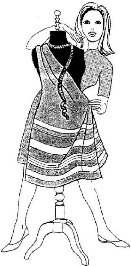 Illustration d'une femme en robe rayée debout à côté d'un mannequin (pas de texte ni de symboles)