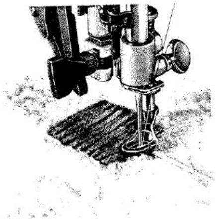 Croquis en noir et blanc d'une aiguille de machine à coudre piquant du tissu (aucun texte ni symbole visible)