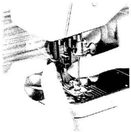Illustration en noir et blanc d'une aiguille de machine à coudre piquant un tissu (aucun texte ou symbole visible)