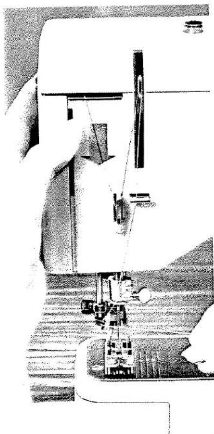 Illustration en noir et blanc d'une machine à coudre en fonctionnement, montrant les composants mécaniques et le tissu (aucun texte ni symbole visible).