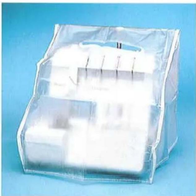Sac en plastique transparent avec des composants blancs à l'intérieur, posé sur un fond bleu (aucun texte ou symbole visible)