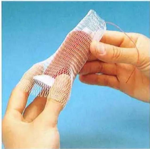 Gros plan de mains tenant un objet flexible enveloppé de maille, sur un fond bleu (aucun texte ou symbole visible)