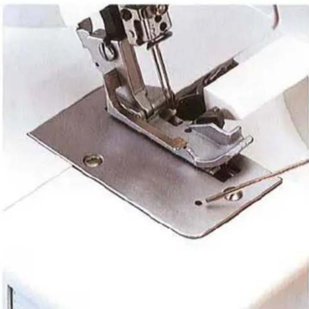 Gros plan sur l'aiguille d'une machine à coudre cousant des composants métalliques (aucun texte ou symbole visible)