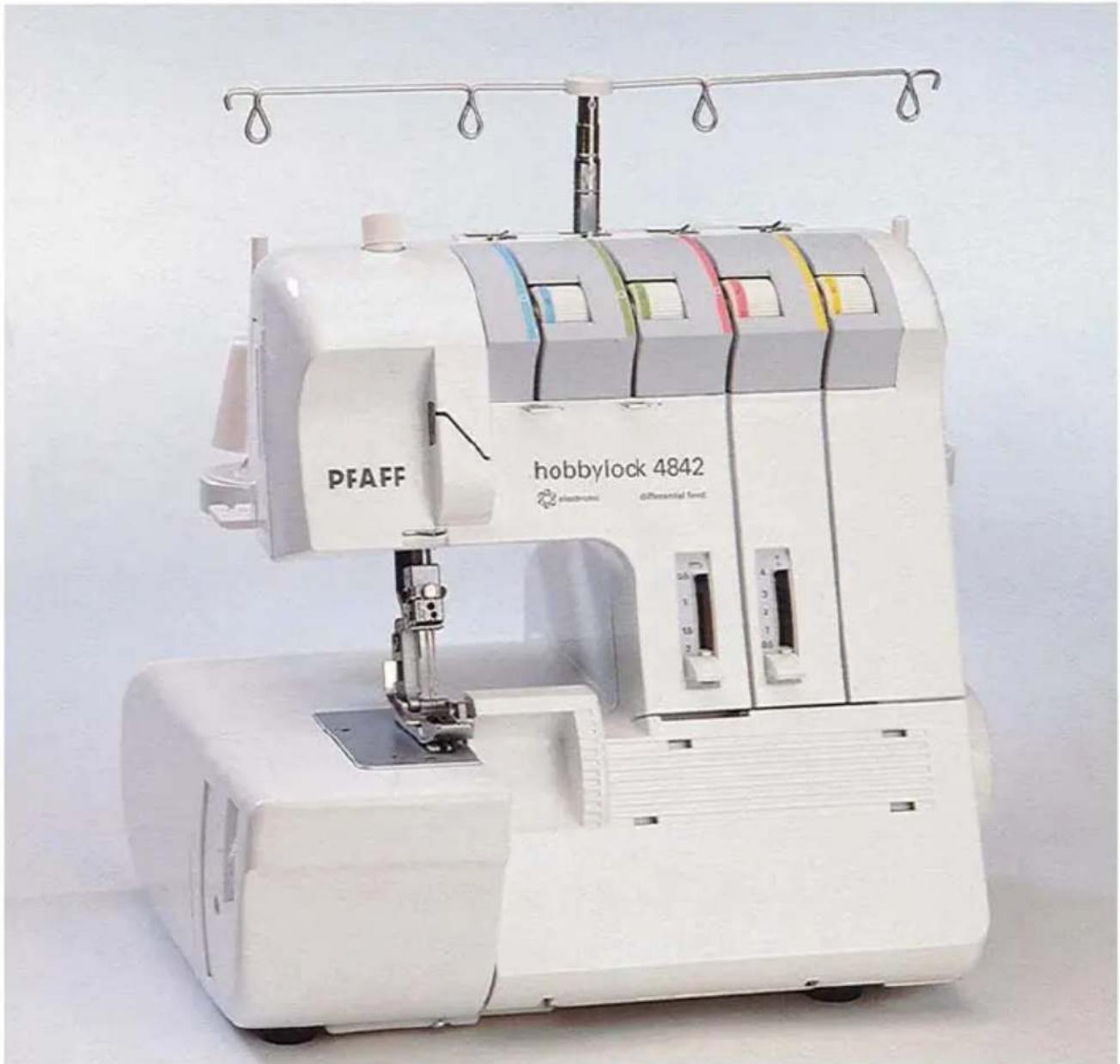 Machine à coudre blanche avec la marque PFAFF et l'étiquette 'hobbylock 4842', montée sur un fond uni (aucun texte lisible en dehors de la marque)
