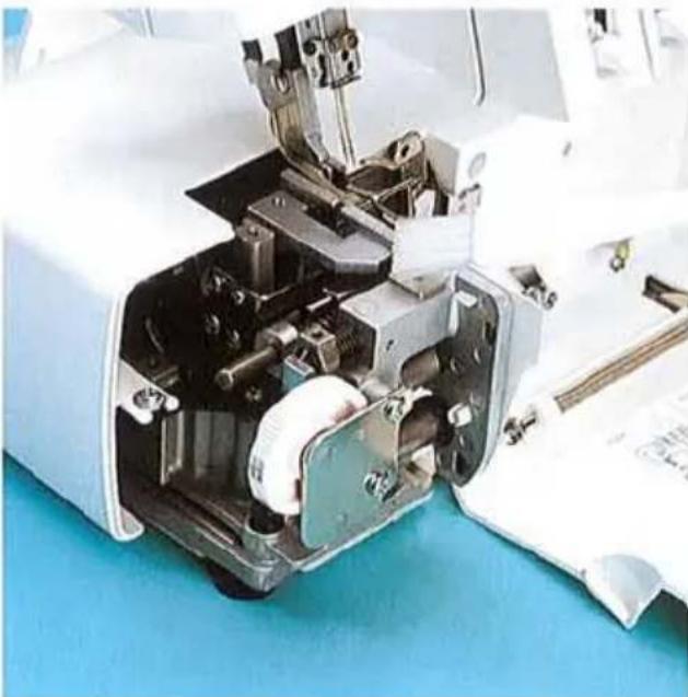 Vue intérieure d'une machine à coudre avec des composants internes visibles et aucun texte ni symbole