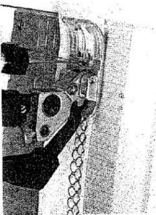 Gros plan sur une aiguille de machine à coudre en train de coudre un tissu (aucun texte ou symbole visible)