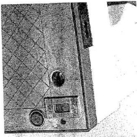 Gros plan d'un dispositif mécanique avec des composants circulaires et une surface à motif quadrillé (aucun texte ni symbole visible).