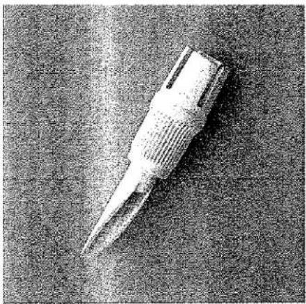 Gros plan sur un objet blanc allongé avec une extrémité effilée, possiblement un composant mécanique ou électronique (aucun texte ou symbole visible)