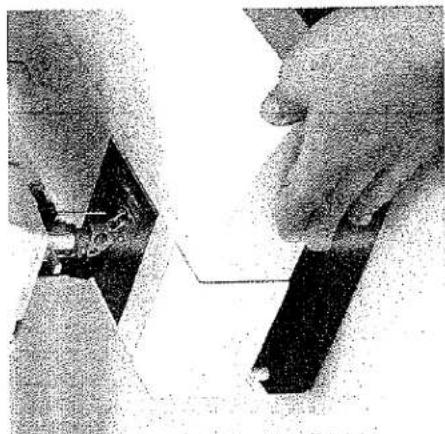 Gros plan sur une aiguille de machine à coudre piquant un tissu, aucun texte ou symbole visible