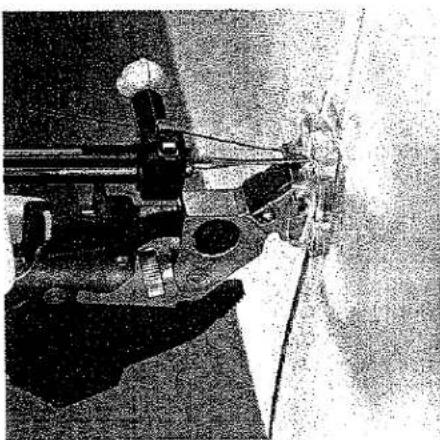 Gros plan d'une aiguille de machine à coudre cousant du tissu (aucun texte ni symbole visible)