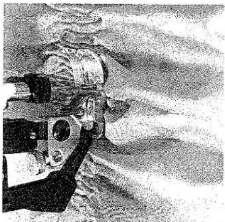 Photo en noir et blanc d'une personne utilisant une machine à coudre (aucun texte ou symbole visible)