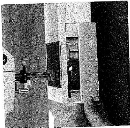 Vue extérieure d'un immeuble de bureaux moderne (aucune enseigne)