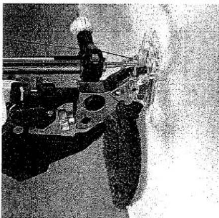 Gros plan sur l'aiguille d'une machine à coudre cousant du tissu (aucun texte ou symbole visible)
