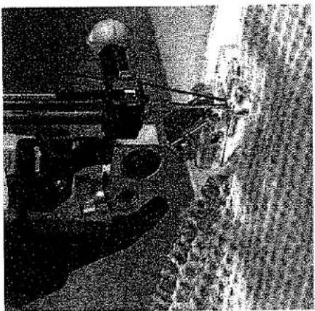 Photo en noir et blanc d'un drone militaire visant un soldat sur un terrain (aucun texte ni symbole visible)