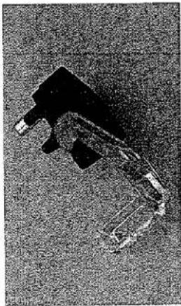 Photo en noir et blanc d'une personne assise sur un banc avec un écran d'ordinateur, vue de dessus (aucun texte ni symbole visible)
