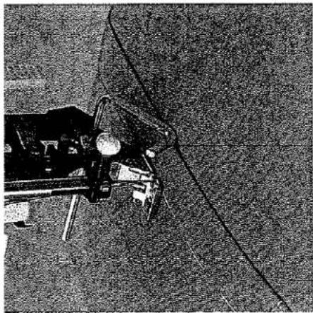 Gros plan sur l'aiguille d'une machine à coudre en train de coudre du tissu (aucun texte ou symbole visible)