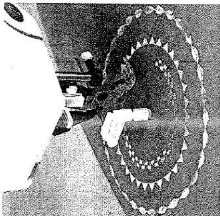 Photo en noir et blanc d'une personne actionnant un bras robotique avec un trajet circulaire (aucun texte ou symbole visible)