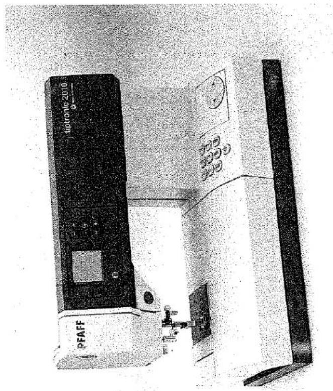 Photo en noir et blanc d'une machine à coudre PFAFF avec panneau de commande et boutons (aucun texte ni symbole visible sur le corps de l'appareil).