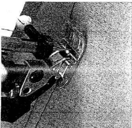 Gros plan sur l'aiguille d'une machine à coudre en train de coudre du tissu (aucun texte ou symbole visible)