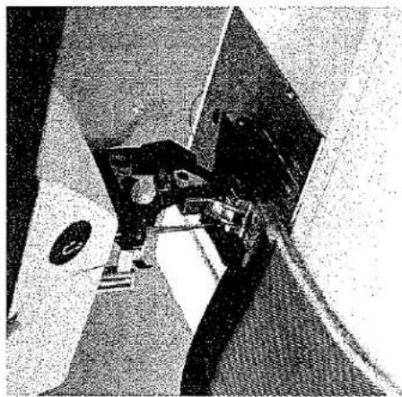 Gros plan de l'aiguille d'une machine à coudre cousant du tissu (aucun texte ou symbole visible).