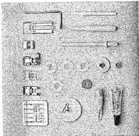 Collection de verrerie de laboratoire et d'équipement disposés sur une surface texturée (aucun texte ou étiquette visible)
