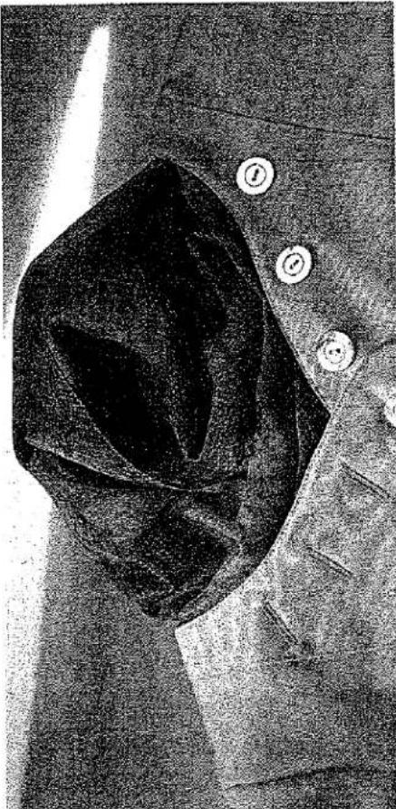 Gros plan sur une personne portant un vêtement à capuche avec des boutons, aucun texte ou symbole visible
