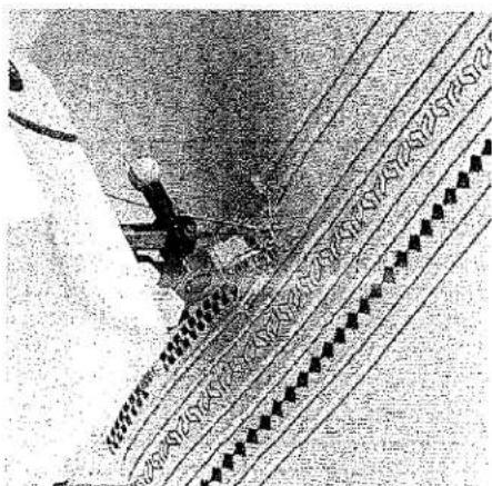 Illustration en noir et blanc d'une personne debout sur une pente avec des lignes de sol à motifs et un drapeau (aucun texte ou symbole)