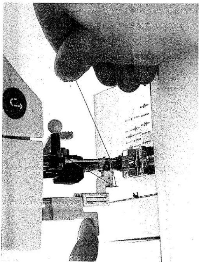 Photo en noir et blanc d'un bras robotique en action, avec une grande main tendue vers lui (sans texte ni symbole visible).