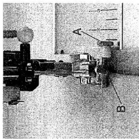 Schéma technique d'un assemblage mécanique avec des composants étiquetés A et B, montrant les composants structurels et les indicateurs de mouvement.