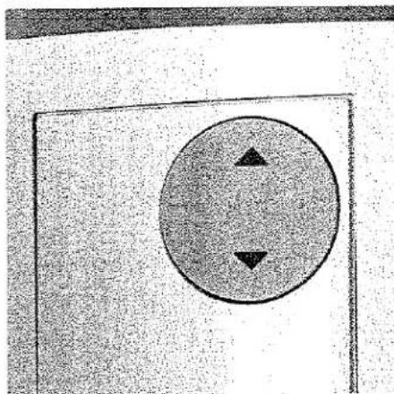 Schéma circulaire simple avec deux flèches opposées à l'intérieur, aucun texte ou symbole présent