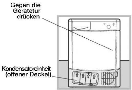 Gegen die Gerätetür drücken Kondensatoreinheit (offener Deckel)