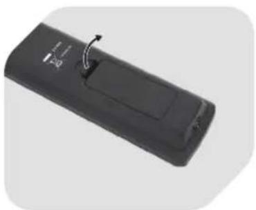 OK OLE 32150-W SAT - INSTALAR LAS PILAS DEL CONTROL REMOTO - 1