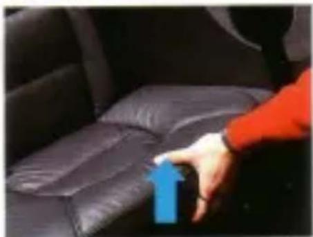 SAAB 900 (1992) - Checking the level of the hydraulic fluid (Convertible) - 1