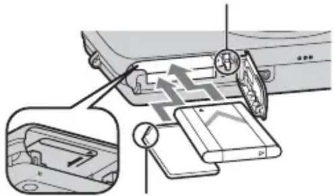 SONY Cybershot W670 - Inserir a bateria/um cartão de memória (vendido separadamente) - 2