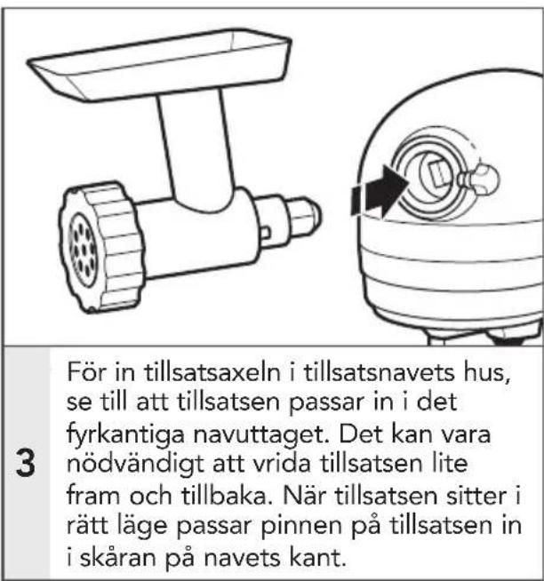 För in tillsatsaxeln i tillsatsnavets hus, se till att tillsatsen passar in i det fyrkantiga navuttaget. Det kan vara nödvändigt att vrida tillsatsen lite fram och tillbaka. När tillsatsen sitter i rätt läge passar pinnen på tillsatsen in i skåran på navets kant.