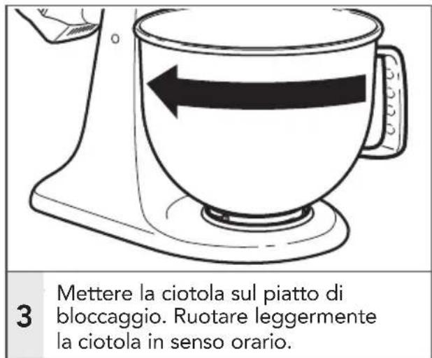 3 Mettere la ciotola sul piatto di bloccaggio. Ruotare leggermente la ciotola in senso orario.