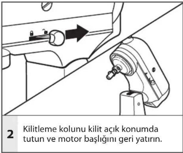 2 Kilitleme kolunu kilit açık konumda tutun ve motor başlığını geri yatırım.