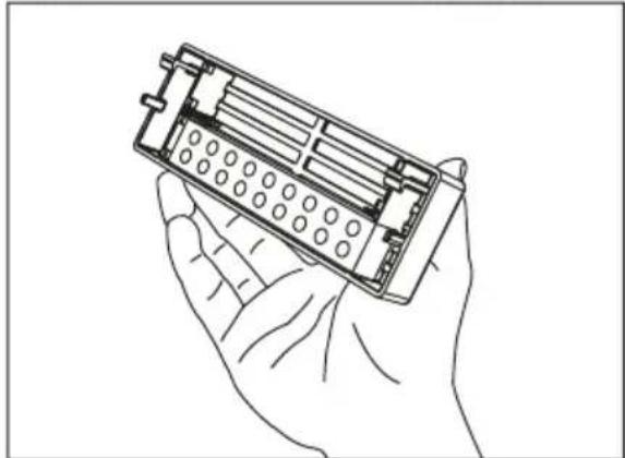 Line drawing of a hand holding an open battery pack (no text or symbols).